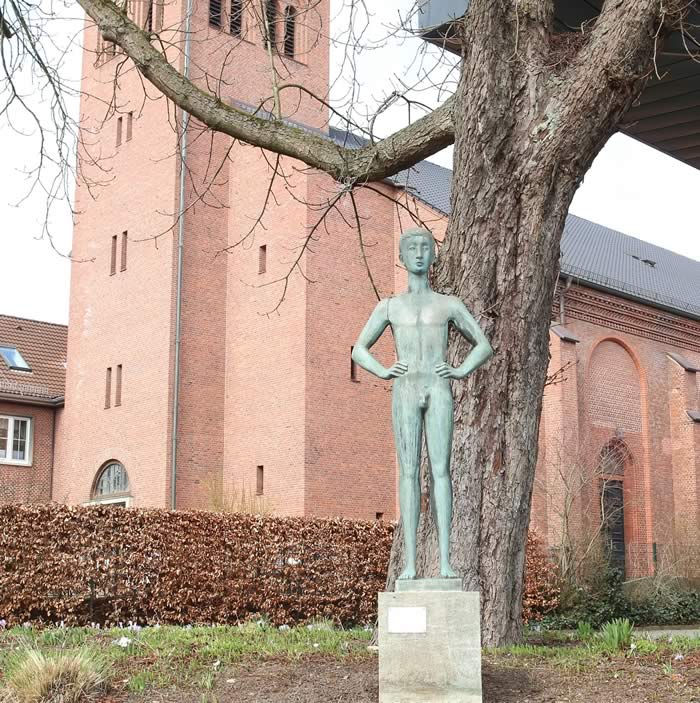 Skulptur von Fritz Fleer auf dem Harburger Museumsplatz Fritz Fleer Statue Hamburg Harburg 700 1 - Skulptur von Fritz Fleer auf dem Harburger Museumsplatz